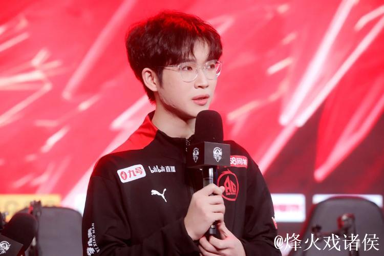 Fly：TE溯怀沙好像久诚啊；久诚：把你三角洲的号给我玩玩！